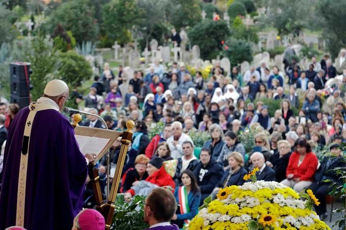Papa Francisco celebra missa de finados em cemitério de Roma