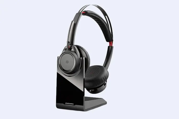 Headphone: o dispositivo é bonito e tem cancelamento de ruído (Plantronics/Divulgação)