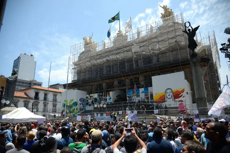 Protesto de servidores no Rio: dinheiro bloqueado na sexta-feira não tinha sido suficiente para pagar todos os salários (Tânia Rêgo/Agência Brasil)