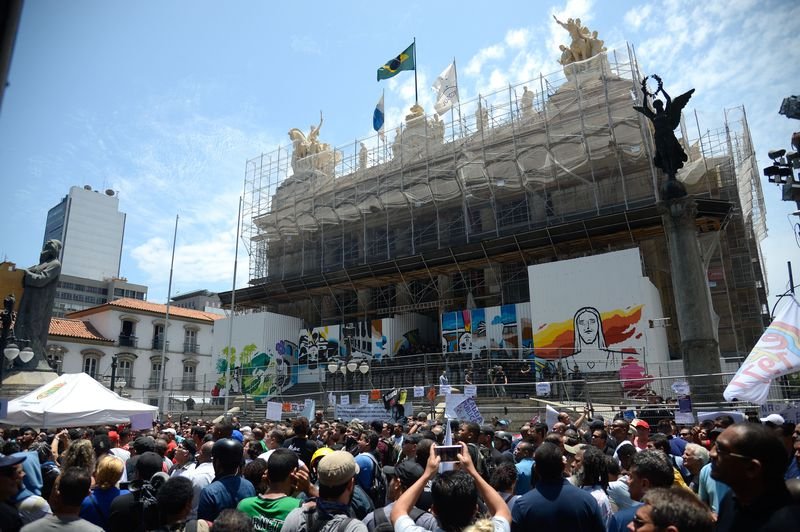 Servidores do Rio marcam protesto na volta ao trabalho da Alerj