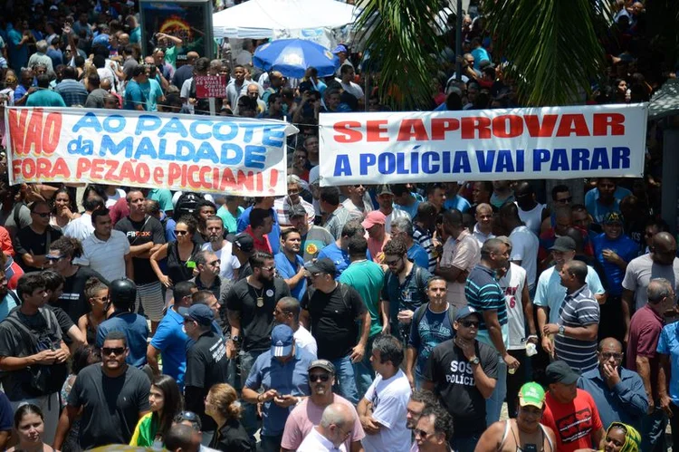 Protesto de servidores no RJ: funcionários públicos estaduais fazem manifestação contra pacote de cortes do governo (Tânia Rêgo/Agência Brasil)