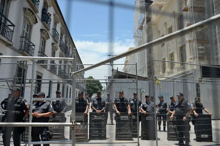 Alerj: grades de alumínio separam os manifestantes da entrada do Palácio Tiradentes (Tânia Rêgo/Agência Brasil)