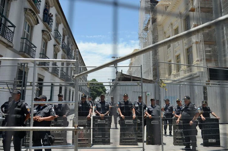 Alerj: policiais estão revistando manifestantes que chegam para o protesto no Rio (Tânia Rêgo/Agência Brasil)