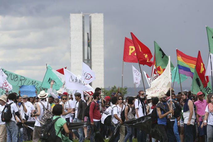 PM dispersa manifestação contra PEC do Teto em frente a Congresso