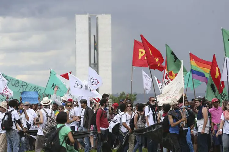 Protesto: a PM do DF diz que cerca de 10 mil participam do ato (Wilson Dias/Agência Brasil)