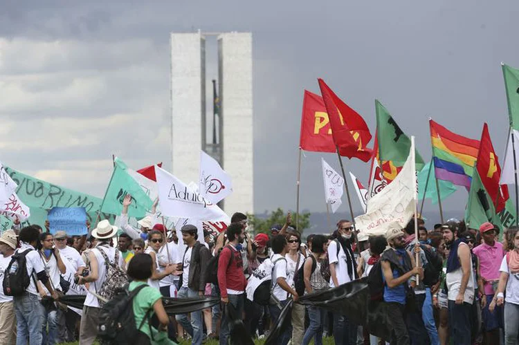 Protesto: a PM do DF diz que cerca de 10 mil participam do ato (Wilson Dias/Agência Brasil)