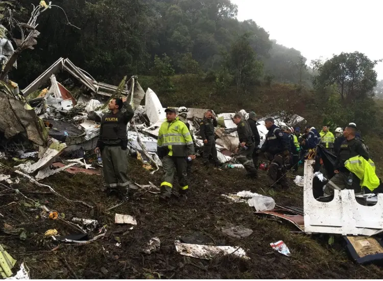 Queda de avião com o time da Chapecoense: "fala-se em uma possível pane elétrica ou a falta de combustível", diz especialista (Polícia de Antioquia/Twitter/Reprodução)