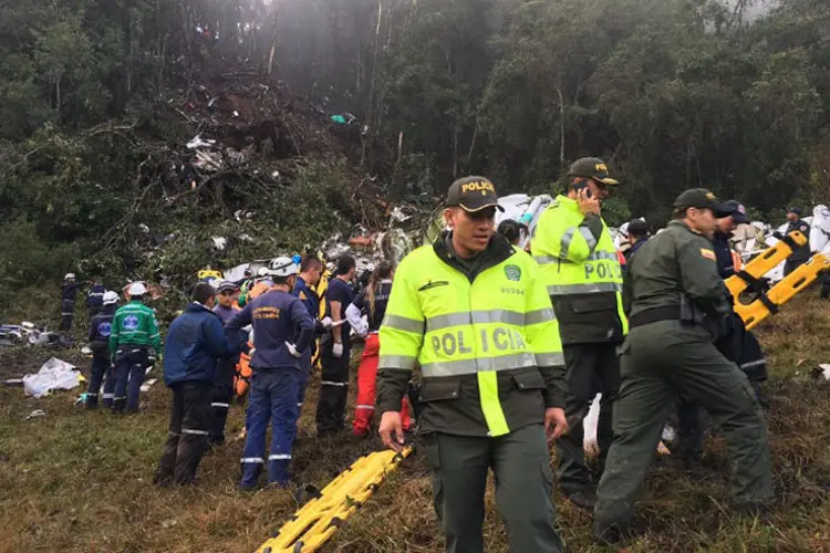 Queda do avião: autoridades colombianas preveem que corpos de brasileiros viajem ainda hoje de volta para o país (Polícia de Antioquia/Twitter/Reprodução)