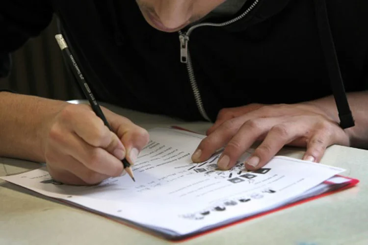 Refugiados: para facilitar esta transição, os refugiados da escola Brentano passam várias horas por semana com os estudantes alemães (DANIEL ROLAND/AFP)