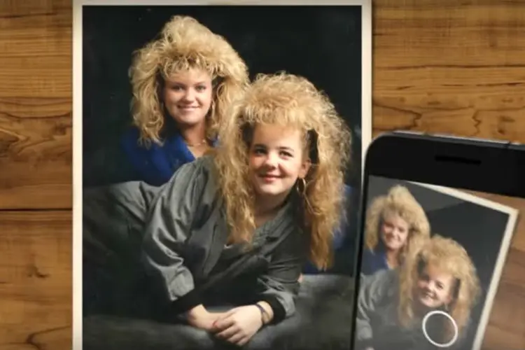 Comercial do Google para o app Photoscan: fotos de família e penteados estranhos (Google/Reprodução)