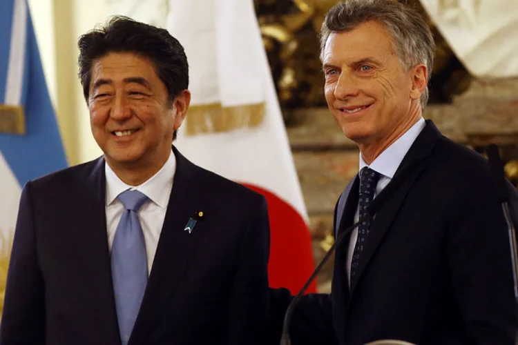 Shinzo Abe e Mauricio Macri: Abe é o primeiro líder do país japonês que visita o país em 57 anos (Enrique Marcarian/Reuters)