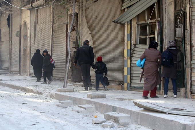 Famílias de rebeldes em Damasco começam a evacuar suas casas