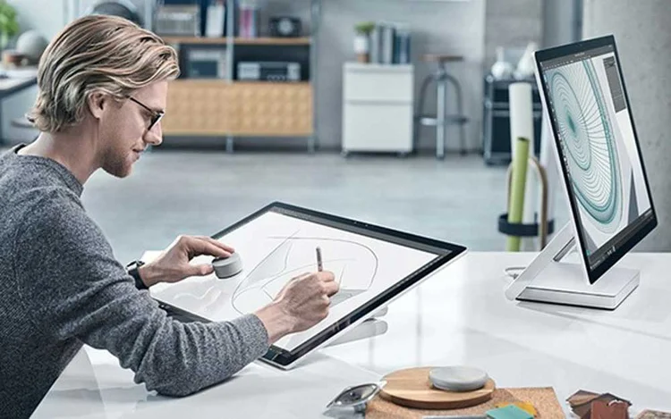 O novo Surface Studio: com seu primeiro computador de mesa, a empresa parece ter passado a perna na Apple  (Divulgação)