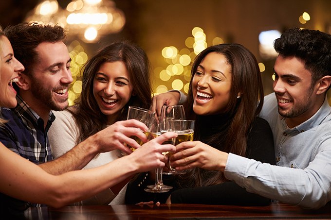 5 bebidas alcoólicas menos calóricas para brindar o fim do ano