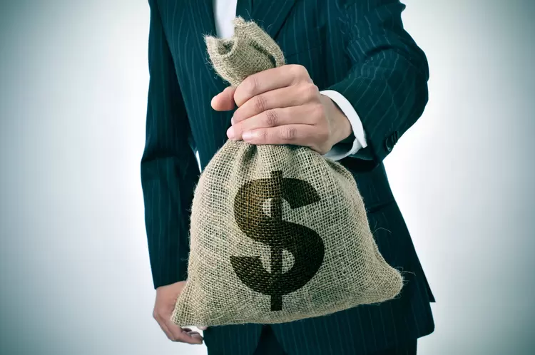 Homem com saco de dinheiro: em cinco anos o mundo terá 719 bilionários a mais, diz o estudo. (nito100/Thinkstock)