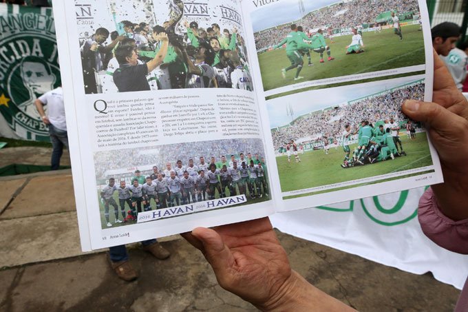 Mundo do futebol homenageia Chapecoense
