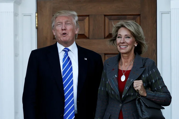 Trump e Betsy DeVos: DeVos é uma fervorosa defensora das "charter schools", escolas que recebem recursos oficiais, mas são administradas como empresas privadas (Mike Segar/Reuters)