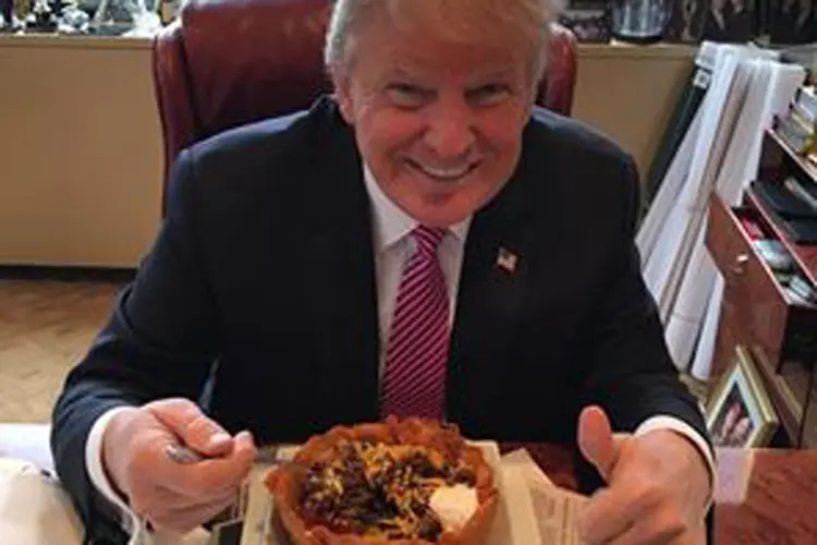 Trump: em um ano eleitoral improvável, o taco bowl do Trump Grill surgiu como um ícone improvável (Facebook Donald Trump/Reprodução)