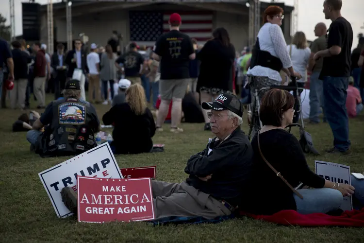 Apoiadores de Donald Trump descansam antes de comício (Andrew Harrer/Bloomberg)