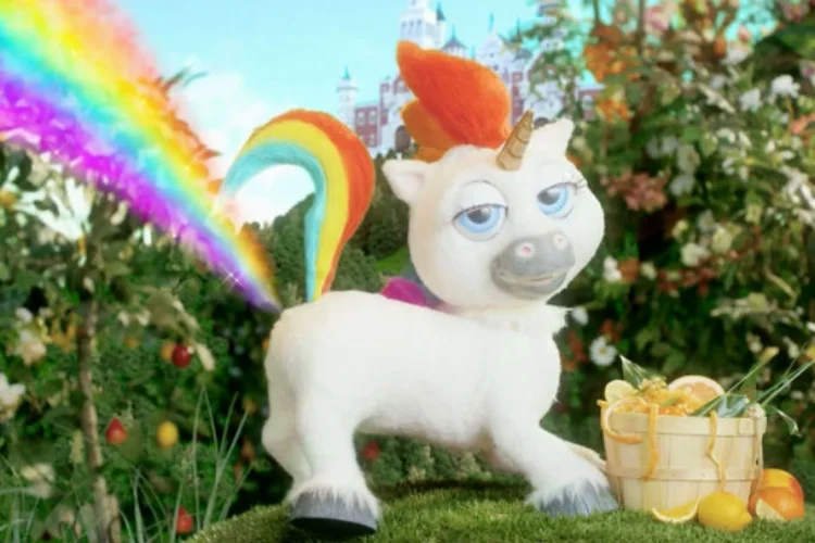 Novo comercial da marca Squatty Potty: unicórnio que vai ao banheiro retorna (YouTube/Squatty Potty/Reprodução)