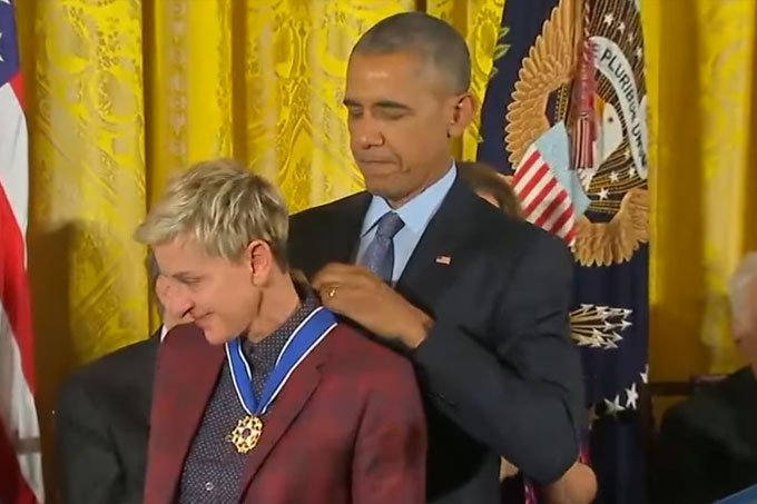 Ellen DeGeneres se emociona ao ser condecorada por Obama