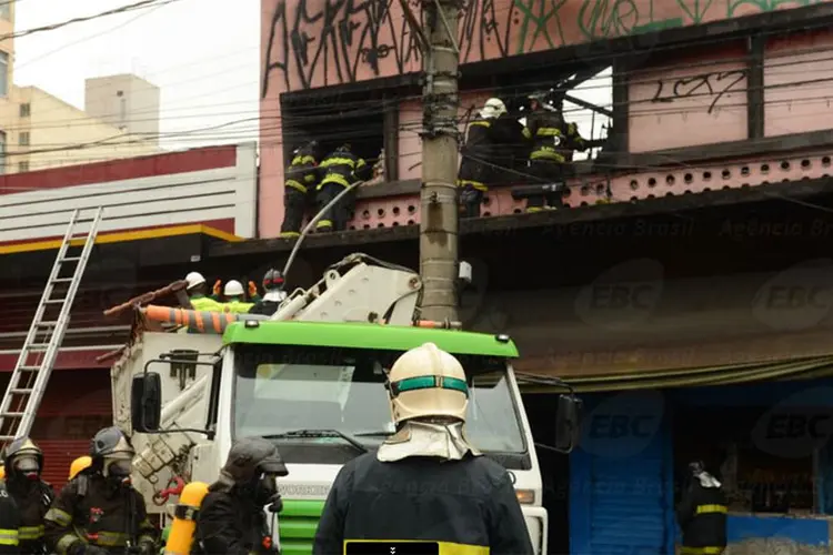 Incêndio: "vai ter que demolir porque toda a estrutura está comprometida", ressaltou o coordenador Operacional da Defesa Civil (Rovena Rosa/Agência Brasil)