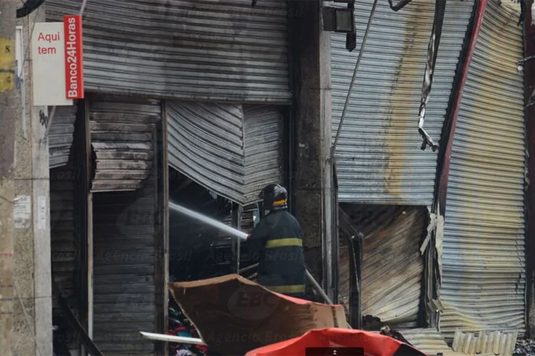 Incêndio: "o shopping tem três andares e a estrutura está totalmente danificada, isso dificulta nossa entrada", disse um dos bombeiros (Rovena Rosa/Agência Brasil)