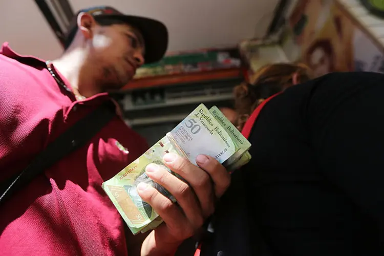 Venezuelano com maço de dinheiro: primeiras notas que devem entrar em circulação serão de 500 bolívares e 5.000 bolívares (Getty Images)