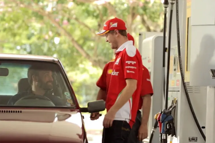 Comercial da Shell: piloto alemão Sebastian Vettel vira frentista em São Paulo (Shell/Divulgação)