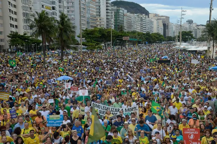  Manifestantes protestam na praia de Copacabana, na manhã de hoje (4), a favor da Lava Jato e do juíz Sergio Moro. (Tomaz Silva/Agência Brasil) (Tomaz Silva/Agência Brasil)