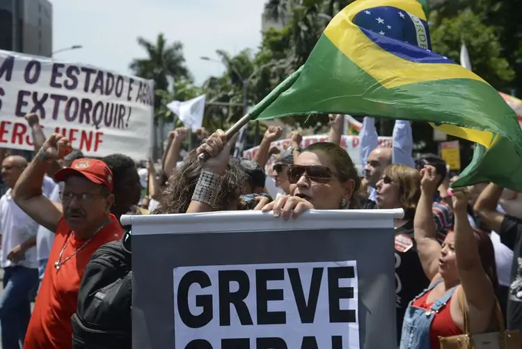 Protesto: a manifestação ocorre nas proximidades da Alerj (Tomaz Silva)