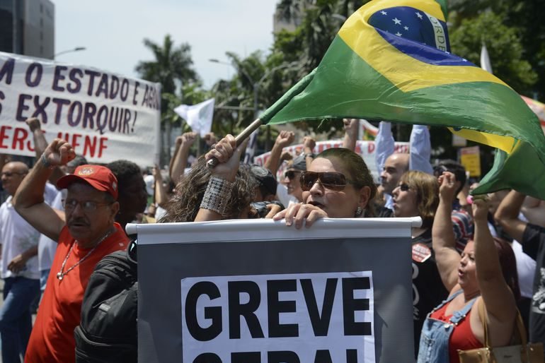 Manifestantes protestam contra pacote de cortes do governo do Rio