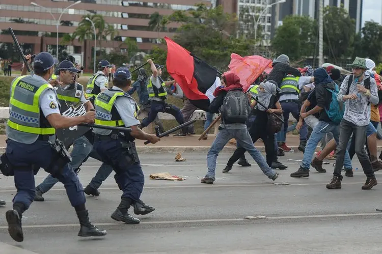 Protesto: dispersados pela polícia, grupos se espalharam pelo centro da cidade queimando contêineres de lixo, quebrando vidraças de prédios e lojas (Marcello Casal Jr/Agência Brasil)