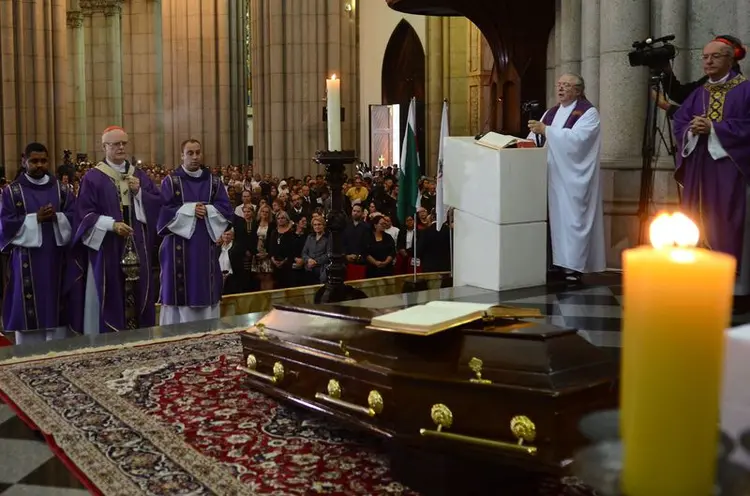 Dom Paulo: após 44 horas de velório em que seu corpo foi visitado por milhares de fiéis, os restos mortais do cardeal foram conduzidos à cripta da própria Catedral da Sé (Rovena Rosa/Reuters)