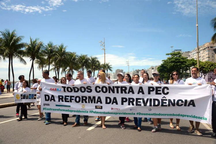 Manifestantes fizeram ato contra reforma da Previdência na orla de Copacabana: advogados pedem reforma transparente e amplamente discutida (Tânia Rego/Agência Brasil)