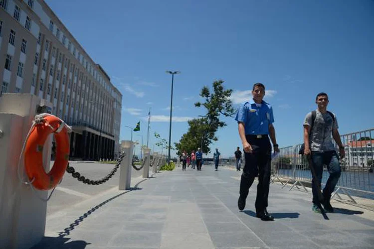 Orla: o Largo da Candelária foi revitalizado e aberto ao público após 250 anos fechado para uso exclusivo da Marinha (Tânia Rêgo/Agência Brasil)