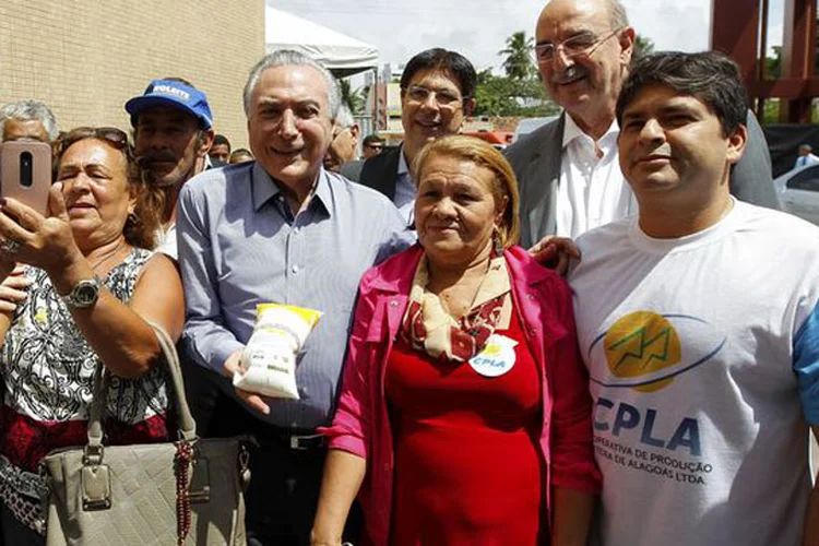 Presidente Michel Temer é recebido por moradores das regiões beneficiadas pelas ações para redução dos efeitos da seca e acesso à água, durante sua chegada a Maceió em 27/12/2016 (Beto Barata/PR/Agência Brasil)