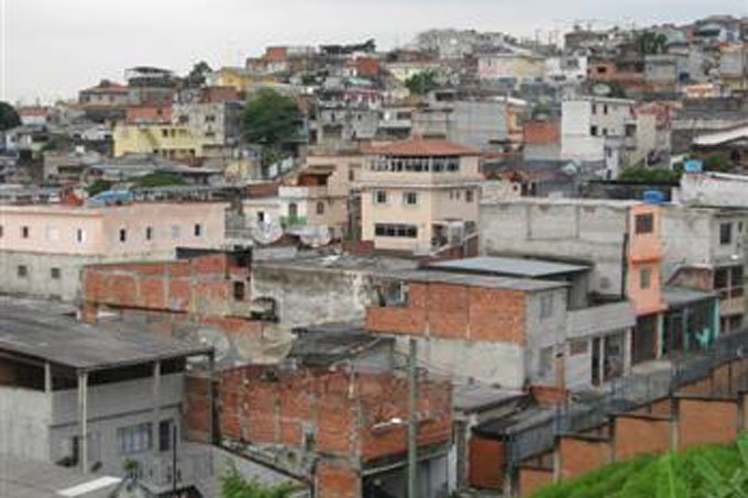 Bandidos comemoram Natal exibindo armas em bairro de SP