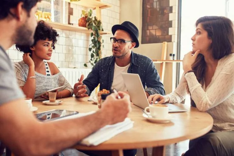 Jovens conversando: 30 empresas são destaque  em satisfação (foto/Thinkstock)