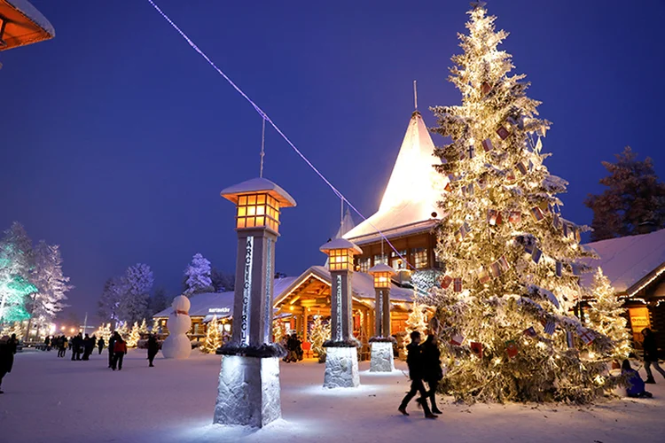 A famosa árvore da Santa Claus Village - residência oficial do Papai Noel (Pawel Kopczynsk/Reuters)