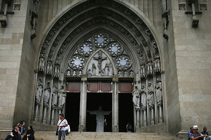Velório de Dom Paulo Evaristo Arns começa na catedral da Sé