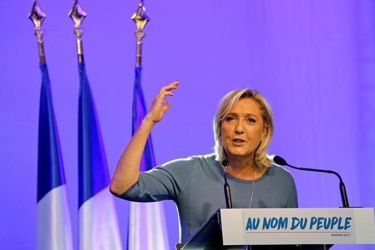 Le Pen quer cortar educação a filhos de estrangeiros irregulares