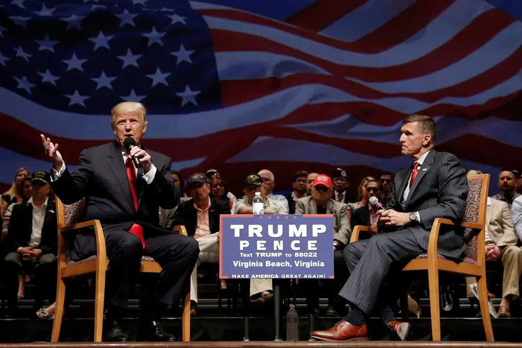 Trump e Flynn: Flynn se demitiu no final da segunda-feira por causa das revelações de que debateu as sanções de seu país à Rússia com o embaixador russo nos EUA antes de Trump tomar posse (Mike Segar/File Photo/Reuters)