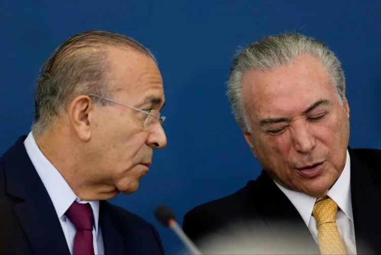 Eliseu Padilha, chefe da Casa Civil, conversa com presidente Michel Temer (Ueslei Marcelino/Reuters)