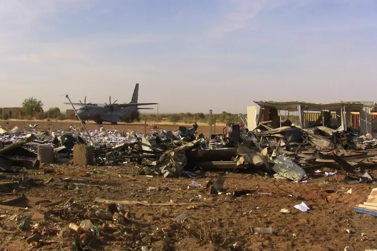 Destroços depois de um ataque aos escritórios das Nações Unidas em um aeroporto de Gao (Souleymane ag Anara/Reuters)