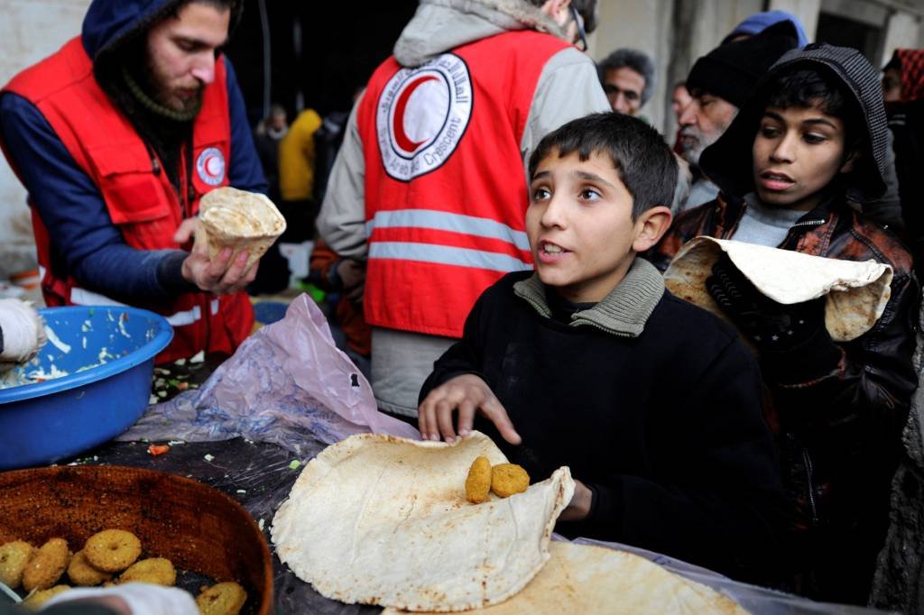 Crianças são 60% dos mais de 30 mil civis que fugiram de Aleppo