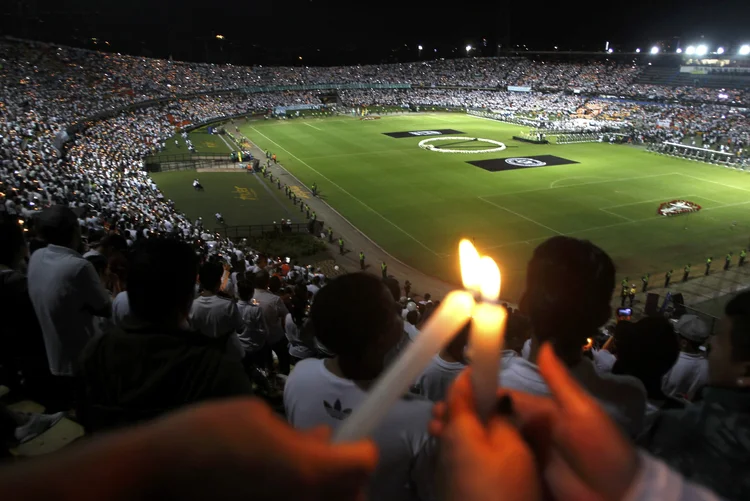 Homenagem: os nomes de todas as vítimas foram declamados sob muitos aplausos (Jaime Saldarriaga/Reuters)