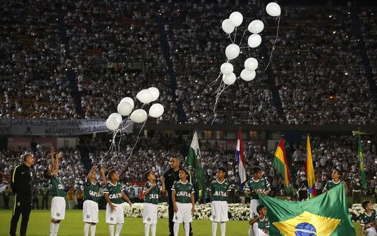 Homenagem: as ruas do entorno do estádio em Medellín ficaram lotadas (Jaime Saldarriaga/Reuters)