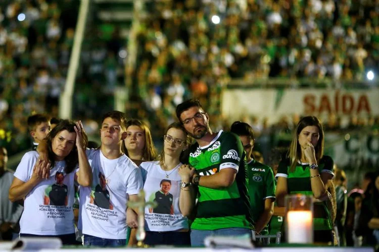 Tragédia: os torcedores, no entanto, não poderão chegar ao gramado, que nesta quinta-feira já começava a receber as estruturas metálicas onde os corpos serão velados