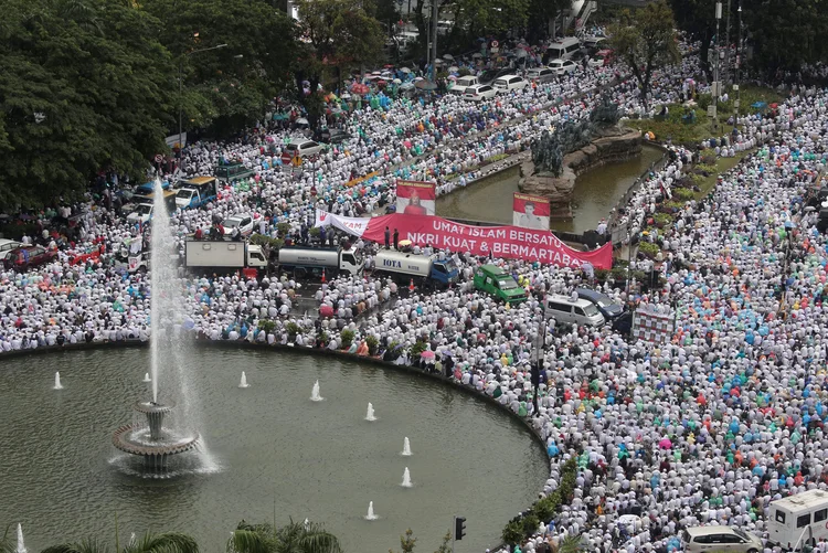 Protesto: governador não conseguiu acalmar os ânimos e em novembro foi acusado de blasfêmia (Beawiharta/Reuters)